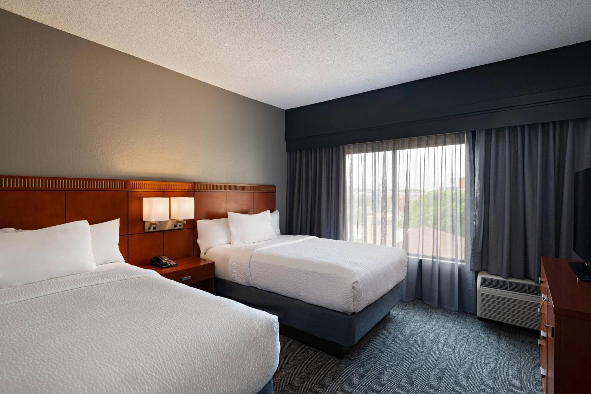 Courtyard By Marriott San Antonio Airport Hotel Екстериор снимка