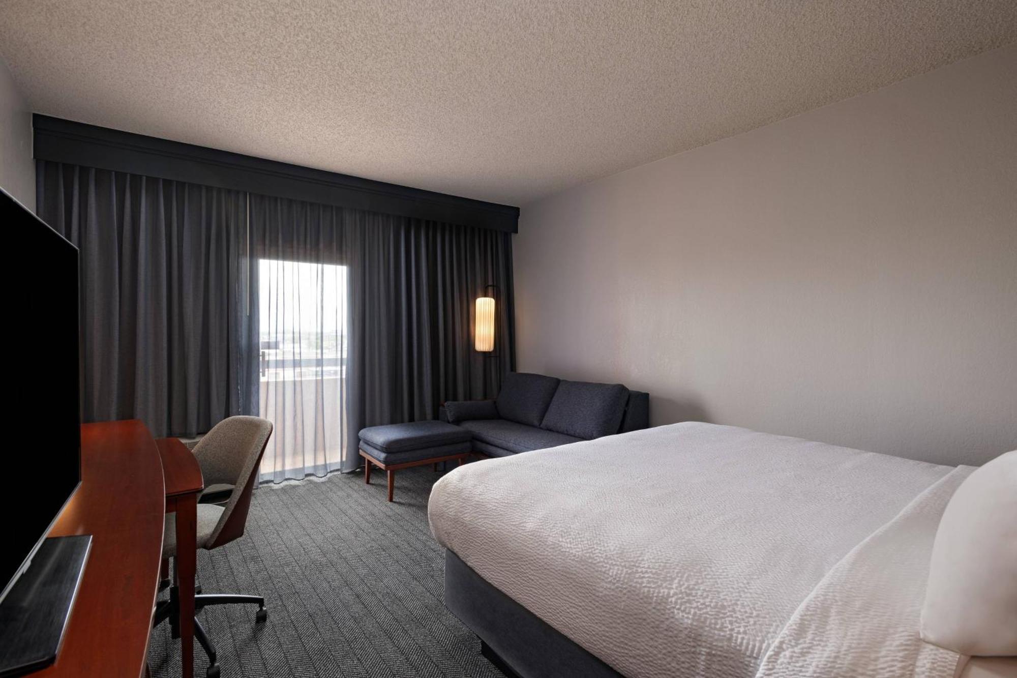 Courtyard By Marriott San Antonio Airport Hotel Екстериор снимка