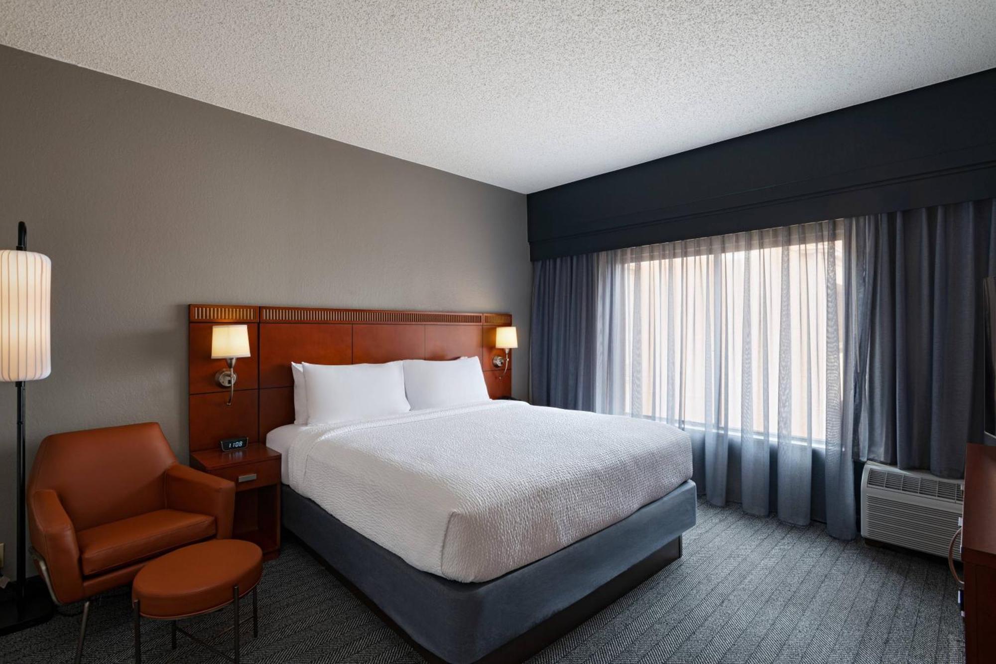 Courtyard By Marriott San Antonio Airport Hotel Екстериор снимка