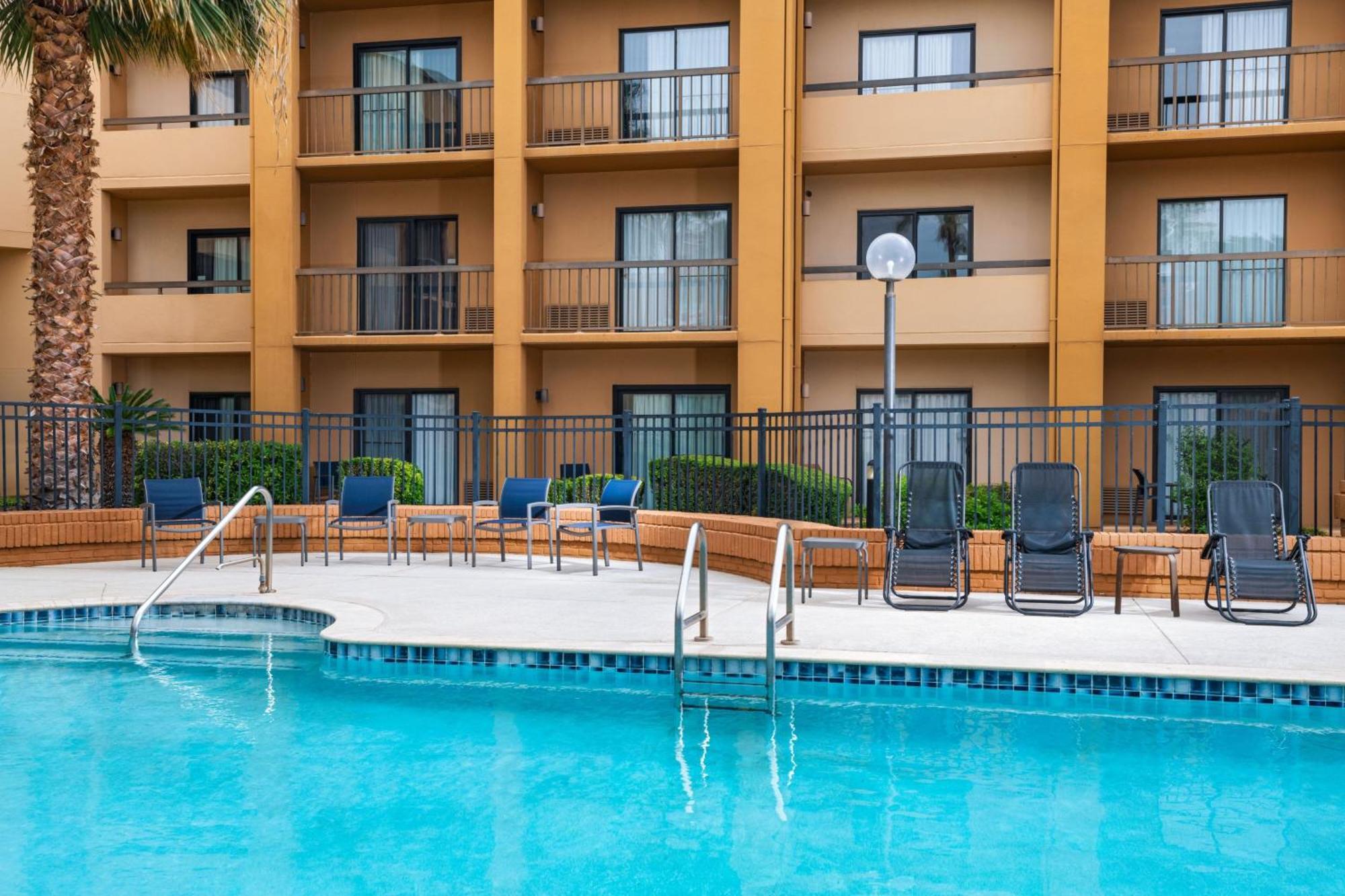 Courtyard By Marriott San Antonio Airport Hotel Екстериор снимка