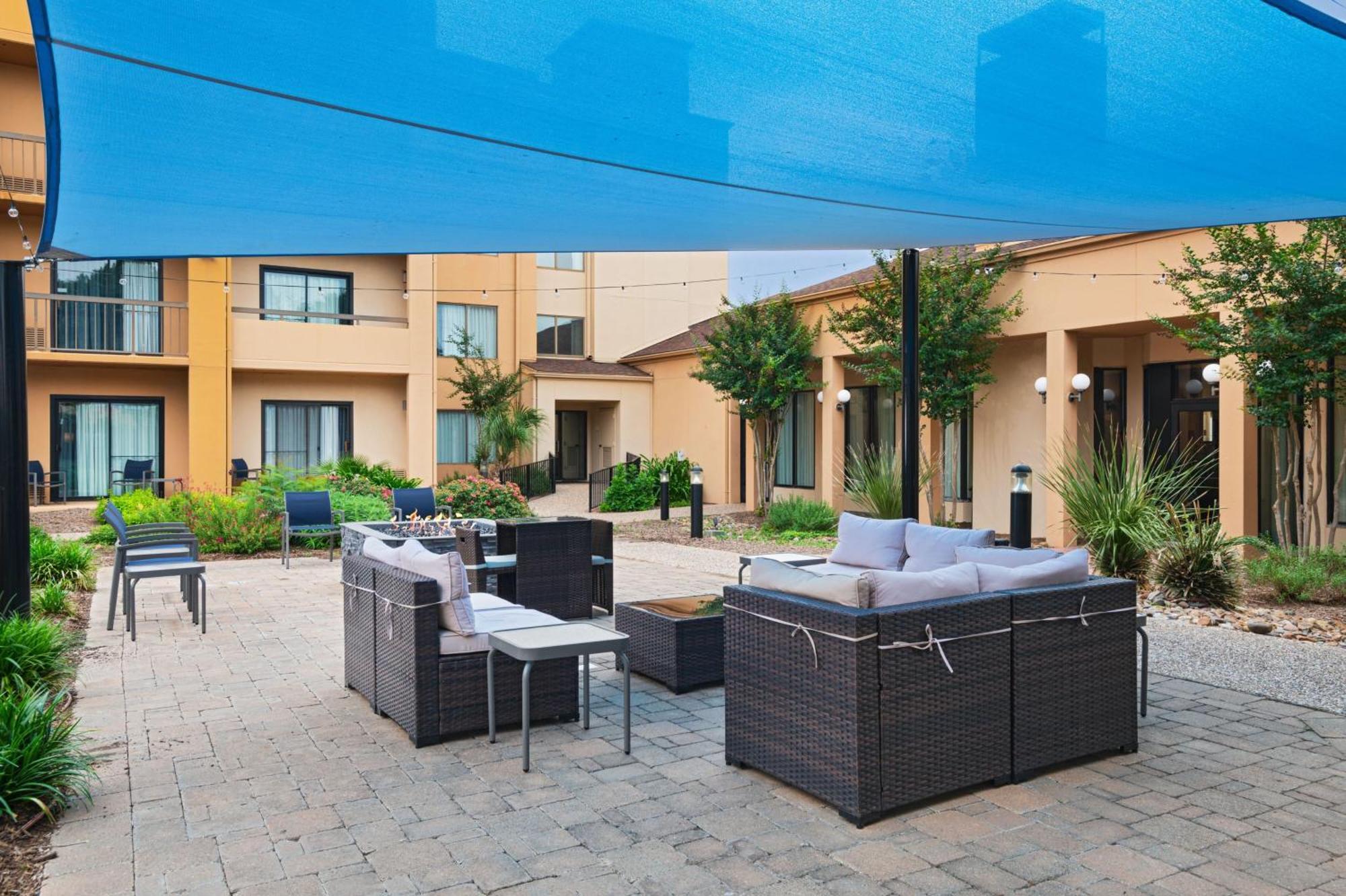 Courtyard By Marriott San Antonio Airport Hotel Екстериор снимка