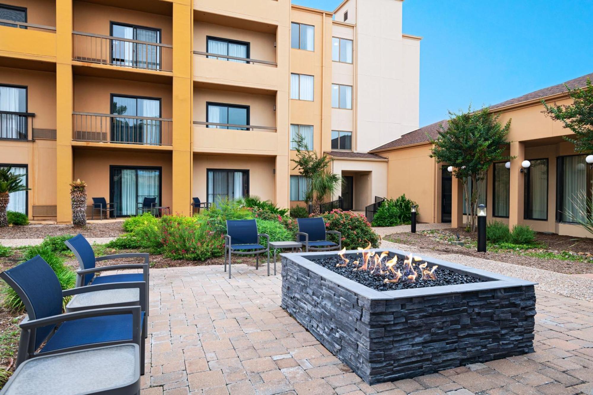 Courtyard By Marriott San Antonio Airport Hotel Екстериор снимка