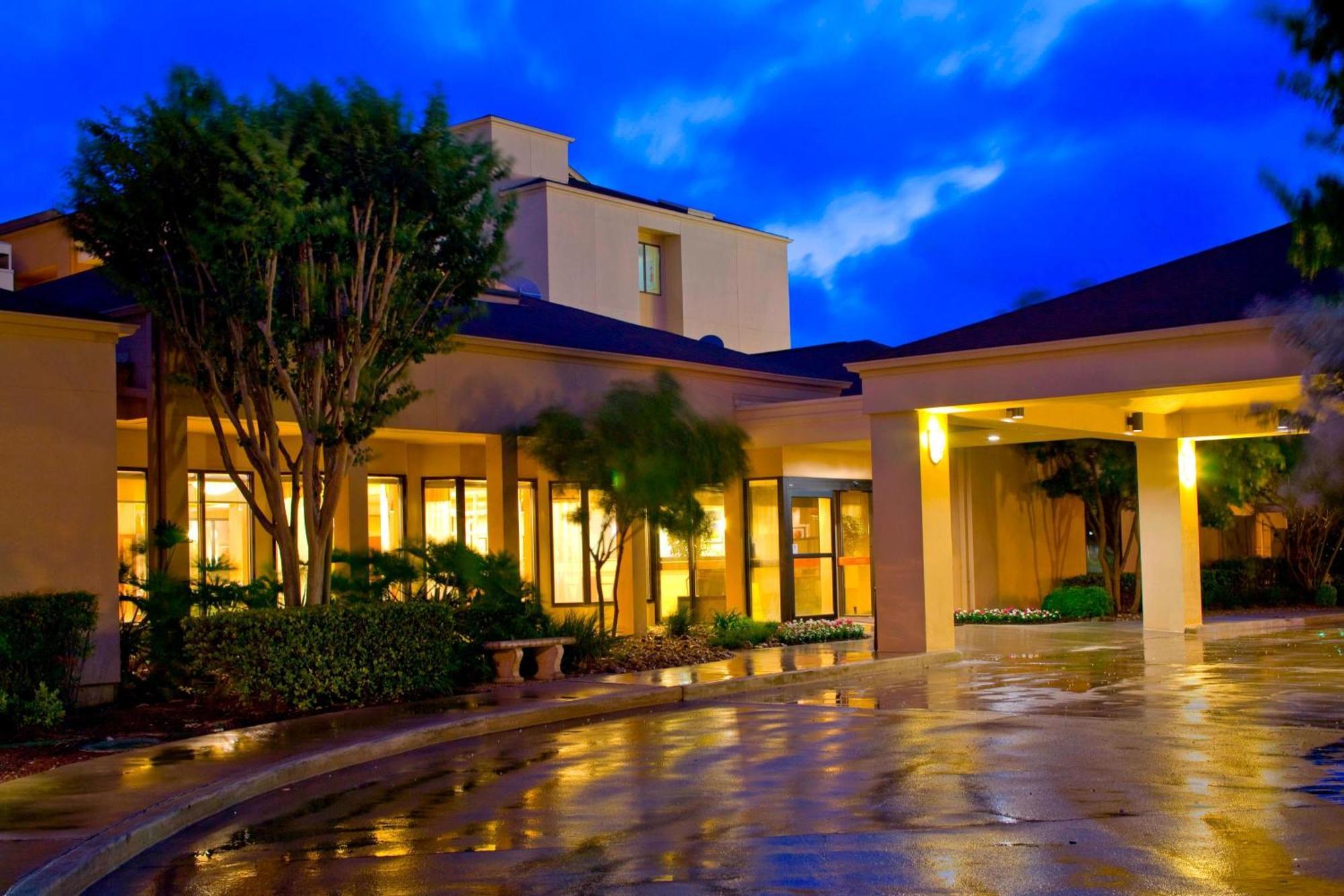 Courtyard By Marriott San Antonio Airport Hotel Екстериор снимка