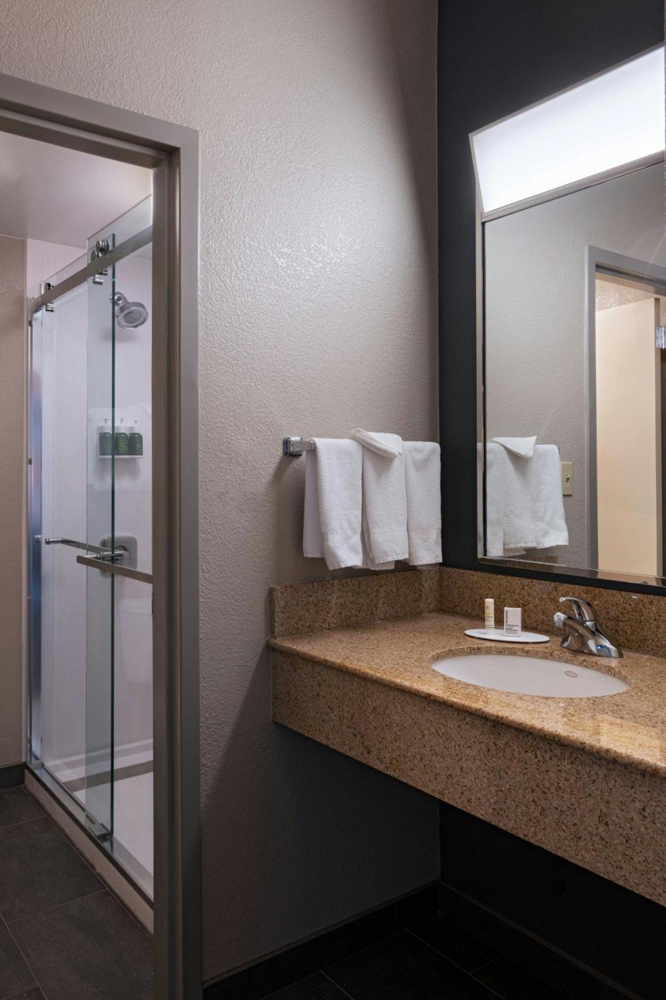 Courtyard By Marriott San Antonio Airport Hotel Екстериор снимка