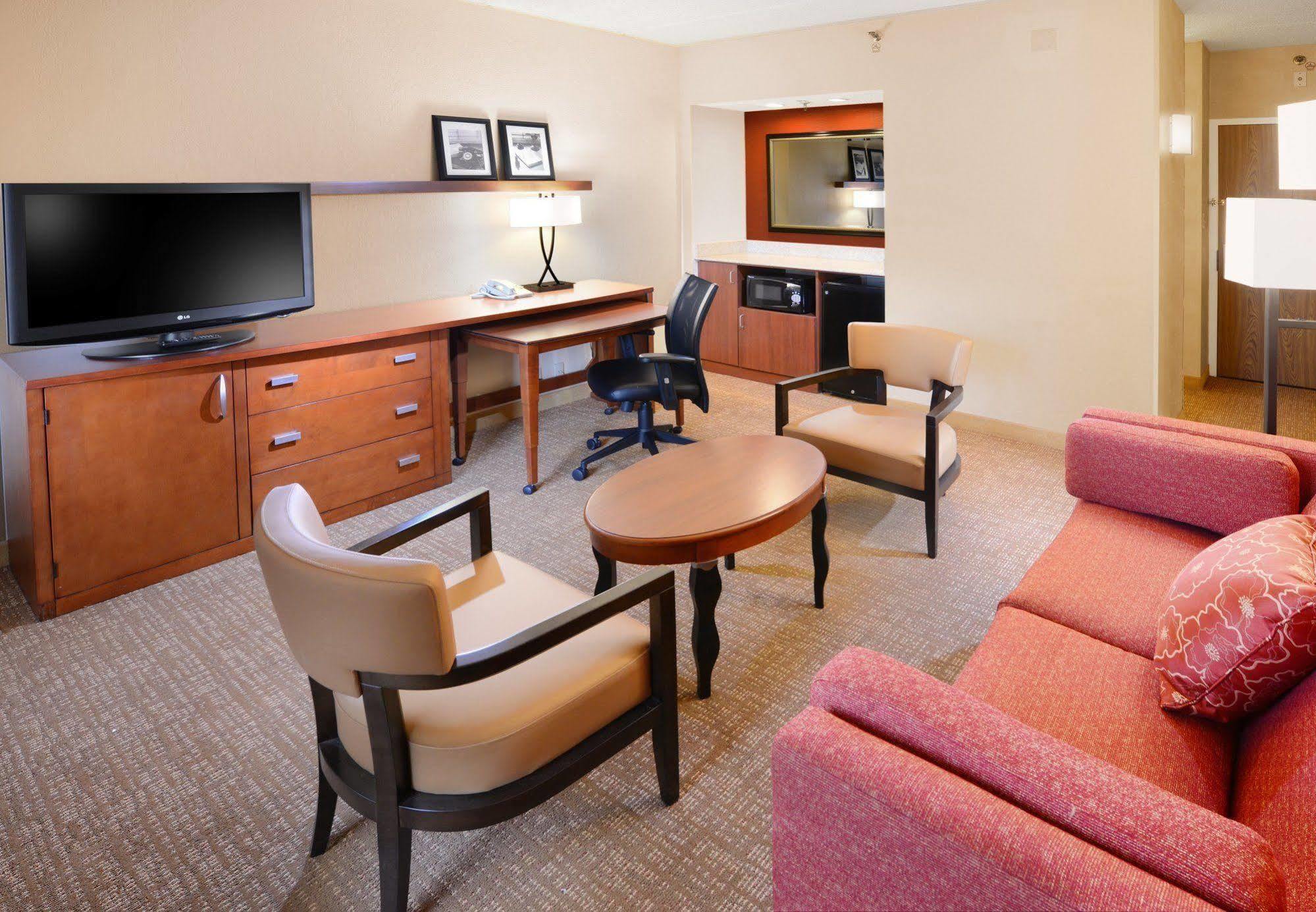 Courtyard By Marriott San Antonio Airport Hotel Екстериор снимка